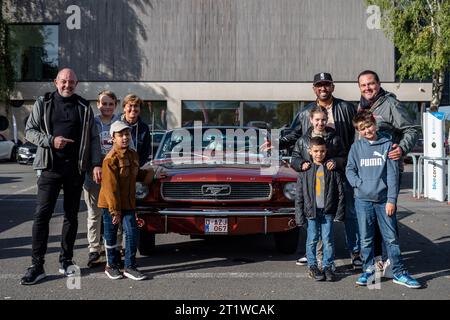 Polizei Bertrand Caroy, Rapper Benny B und Fernsehmoderator Thomas de Bergeyck posieren mit Kindern bei der „Stars Rallye“ der „Televie“ 2023-Wohltätigkeitsveranstaltung der RTL-TVI-Fernsehketten am Sonntag, den 15. Oktober 2023, auf dem „Butte du Lion de Waterloo“ in Braine-l'alleud. BELGA FOTO MAXIME ASSELBERGHS Credit: Belga News Agency/Alamy Live News Stockfoto