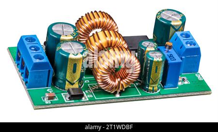 Elektronische Komponenten auf der Leiterplatte des Stromversorgungswandlers. Nahaufnahme von Ringkernspulen, Elektrolytkondensatoren oder Widerstandstrimmer. Stockfoto