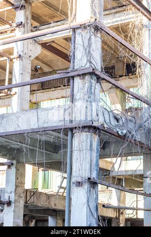 In den Ruinen einer alten Fabrik in Rumänien aus kommunistischer Zeit. Betreten Sie eine verlassene alte Fabrik in Osteuropa. Nicht demontierte Gebäude von Stockfoto
