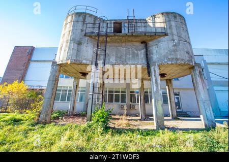In den Ruinen einer alten Fabrik in Rumänien aus kommunistischer Zeit. Betreten Sie eine verlassene alte Fabrik in Osteuropa. Nicht demontierte Gebäude von Stockfoto