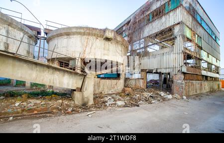 In den Ruinen einer alten Fabrik in Rumänien aus kommunistischer Zeit. Betreten Sie eine verlassene alte Fabrik in Osteuropa. Nicht demontierte Gebäude von Stockfoto