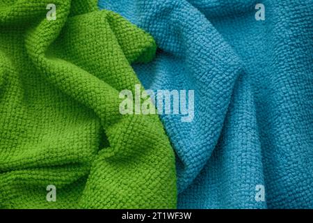 Ein Hintergrund aus grünen und blauen Mikrofaser-Reinigungstüchern. Nahaufnahme. Stockfoto