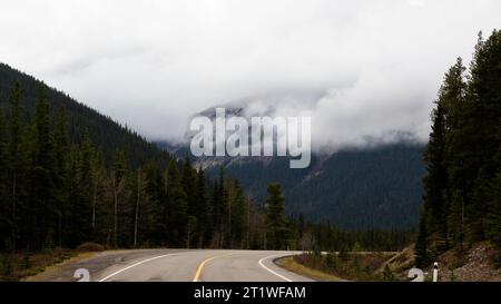 Nebelige Bergstraße in Alberta, Kanada Stockfoto