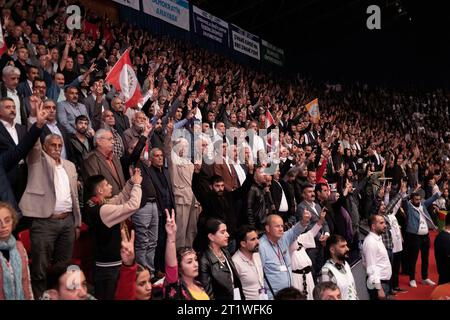 Ankara, Türkei. Oktober 2023. Hunderte von Menschen nehmen während der Veranstaltung einen Moment der Stille. Die Partei der Grünen Linken hielt ihren 4. Großen Kongress in der Ankara Atatürk Sporthalle ab. Tausende von Menschen nahmen an dem Kongress Teil, es wurde beschlossen, dass der neue Name der Partei die Partei People's Equality and Democracy Party (HEDEP) sein sollte. Die Ko-Vorsitzenden der Partei waren Tulay Hatimogullari und Tuncer Bakirhan. Quelle: SOPA Images Limited/Alamy Live News Stockfoto