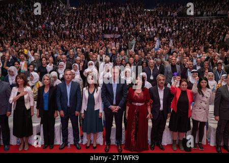 Ankara, Türkei. Oktober 2023. Hunderte von Menschen nehmen während der Veranstaltung einen Moment der Stille. Die Partei der Grünen Linken hielt ihren 4. Großen Kongress in der Ankara Atatürk Sporthalle ab. Tausende von Menschen nahmen an dem Kongress Teil, es wurde beschlossen, dass der neue Name der Partei die Partei People's Equality and Democracy Party (HEDEP) sein sollte. Die Ko-Vorsitzenden der Partei waren Tulay Hatimogullari und Tuncer Bakirhan. Quelle: SOPA Images Limited/Alamy Live News Stockfoto