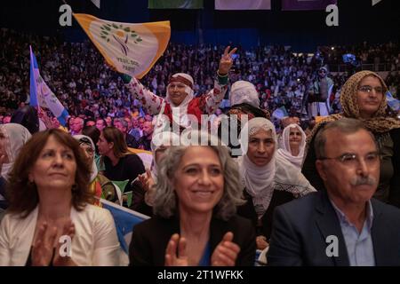 Ankara, Türkei. Oktober 2023. Eine Frau schwenkt während der Veranstaltung die Flagge ihrer Party. Die Partei der Grünen Linken hielt ihren 4. Großen Kongress in der Ankara Atatürk Sporthalle ab. Tausende von Menschen nahmen an dem Kongress Teil, es wurde beschlossen, dass der neue Name der Partei die Partei People's Equality and Democracy Party (HEDEP) sein sollte. Die Ko-Vorsitzenden der Partei waren Tulay Hatimogullari und Tuncer Bakirhan. Quelle: SOPA Images Limited/Alamy Live News Stockfoto