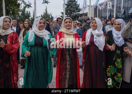 Ankara, Türkei. Oktober 2023. Frauen aus kurdischen Provinzen werden während der Veranstaltung tanzen sehen. Die Partei der Grünen Linken hielt ihren 4. Großen Kongress in der Ankara Atatürk Sporthalle ab. Tausende von Menschen nahmen an dem Kongress Teil, es wurde beschlossen, dass der neue Name der Partei die Partei People's Equality and Democracy Party (HEDEP) sein sollte. Die Ko-Vorsitzenden der Partei waren Tulay Hatimogullari und Tuncer Bakirhan. Quelle: SOPA Images Limited/Alamy Live News Stockfoto