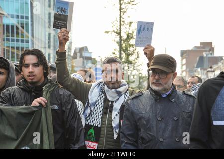 Amsterdam, Niederlande. 15. Oktober 2023.10,000 Demonstration in Amsterdam zur Unterstützung Palästinas. Die Demonstranten, viele mit palästinensischen Flaggen, skandierten das freie Palästina, während sie auf den Damplatz im Zentrum der Stadt rasten, wo sie Reden lauschten, bevor sie nach Westerpark marschierten. Kredit: Karlis Dzjamko/Alamy Live News Stockfoto