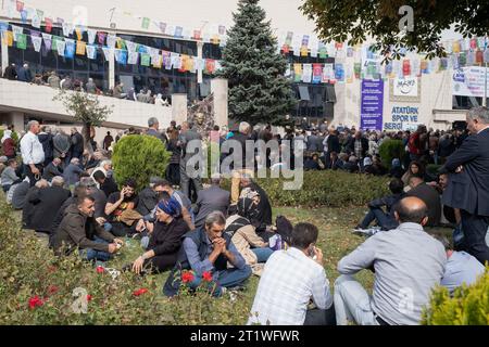 Ankara, Türkei. Oktober 2023. Man sieht Menschen, die sich vor dem Kongresssaal ruhen. Die Partei der Grünen Linken hielt ihren 4. Großen Kongress in der Ankara Atatürk Sporthalle ab. Tausende von Menschen nahmen an dem Kongress Teil, es wurde beschlossen, dass der neue Name der Partei die Partei People's Equality and Democracy Party (HEDEP) sein sollte. Die Ko-Vorsitzenden der Partei waren Tulay Hatimogullari und Tuncer Bakirhan. Quelle: SOPA Images Limited/Alamy Live News Stockfoto