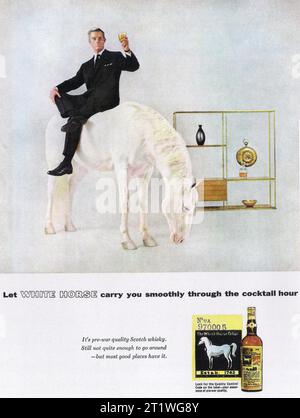 1956 White Horse Scotch Whisky Man In Suite Auf Horse Ad Stockfoto