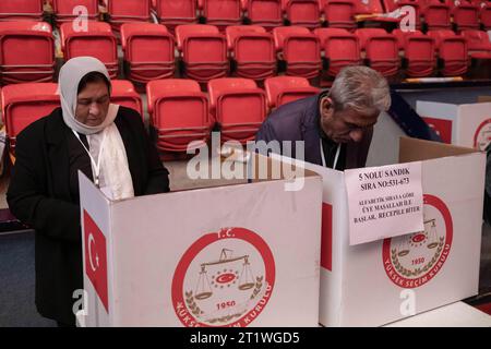 Ankara, Türkei. Oktober 2023. Die Parteidelegierten sahen die Abstimmung auf dem Kongress. Die Partei der Grünen Linken hielt ihren 4. Großen Kongress in der Ankara Atatürk Sporthalle ab. Tausende von Menschen nahmen an dem Kongress Teil, es wurde beschlossen, dass der neue Name der Partei die Partei People's Equality and Democracy Party (HEDEP) sein sollte. Die Ko-Vorsitzenden der Partei waren Tulay Hatimogullari und Tuncer Bakirhan. (Foto: Bilal Seckin/SOPA Images/SIPA USA) Credit: SIPA USA/Alamy Live News Stockfoto