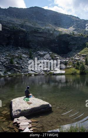 Wanderer an idyllischem Bergsee im wilden und abgelegenen Val Marcri im Tessin Stockfoto