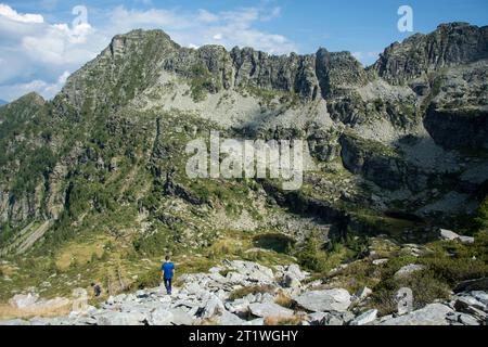 Wanderer an idyllischem Bergsee im wilden und abgelegenen Val Marcri im Tessin Stockfoto