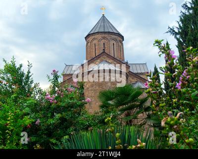 Die Metekhi-Kirche ist die älteste orthodoxe Kirche in Tiflis und wurde von König Dimitri gegründet. Stockfoto