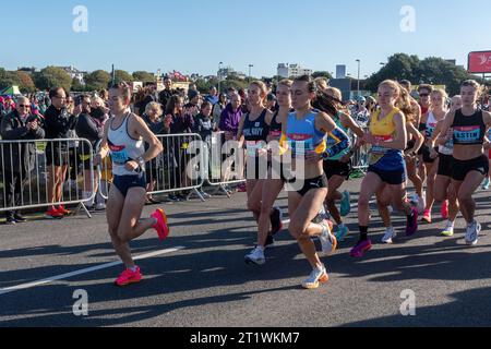 Great South Run, 15. Oktober 2023, Portsmouth, Hampshire, England, UK. Tausende von Teilnehmern liefen im 16-Mile-Great South Run in Southsea, Portsmouth. Neben den Elite-Läufern nahmen auch viele andere Teilnehmer Teil, die für Wohltätigkeitsorganisationen oder ihre Vereine gelaufen waren. Die Elitefrauen kurz vor Beginn des Rennens, darunter die Siegerin Lily Partridge Stockfoto