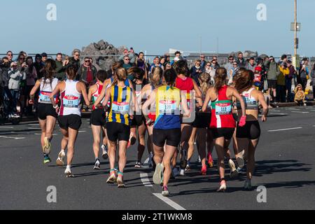 Great South Run, 15. Oktober 2023, Portsmouth, Hampshire, England, UK. Tausende von Teilnehmern liefen im 16-Mile-Great South Run in Southsea, Portsmouth. Neben den Elite-Läufern nahmen auch viele andere Teilnehmer Teil, die für Wohltätigkeitsorganisationen oder ihre Vereine gelaufen waren. Die Elitefrauen kurz vor Beginn des Rennens. Stockfoto