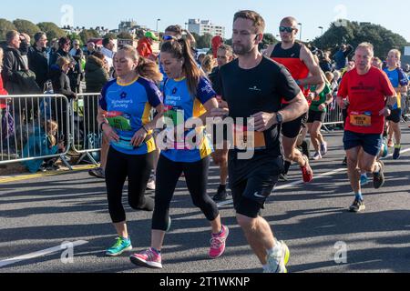 Great South Run, 15. Oktober 2023, Portsmouth, Hampshire, England, UK. Tausende von Teilnehmern liefen im 16-Mile-Great South Run in Southsea, Portsmouth. Neben den Elite-Läufern nahmen auch viele andere Teilnehmer Teil, die für Wohltätigkeitsorganisationen oder ihre Vereine gelaufen waren. Im Bild: Zwei Frauen, die für die Alzheimers Socitey-Wohltätigkeitsorganisation kandidieren Stockfoto