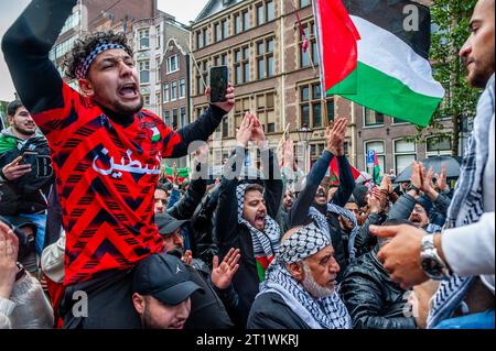 Amsterdam, Niederlande. Oktober 2023. Demonstranten rufen Parolen gegen Israel während einer Demonstration in Solidarität mit Palästina. Die palästinensische Gemeinschaft in den Niederlanden organisierte einen marsch im Zentrum der Stadt, um die Regierung Israels zu verurteilen und Solidarität mit dem palästinensischen Volk zu bekunden. Quelle: SOPA Images Limited/Alamy Live News Stockfoto
