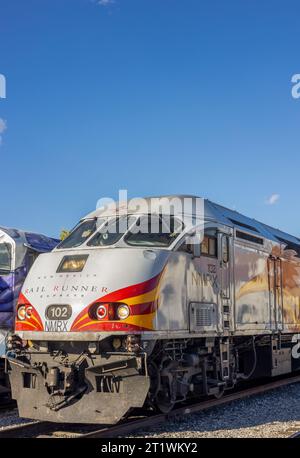 Santa Fe New Mexico - 6. Oktober 2023: Der Rail Runner Express, ein Pendlerbahnsystem Stockfoto
