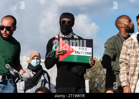 Protest für Palästina nach Eskalation der Militäraktion im Gazastreifen-Konflikt zwischen Israel und Hamas. Männlich mit Plakat zur freien palästinensischen Flagge Stockfoto