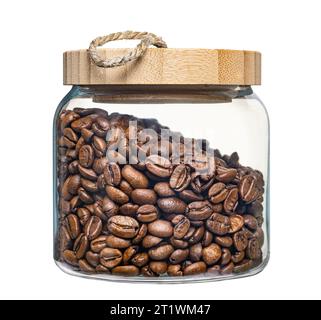 Kaffeebohnen in Glasgefäß isoliert auf weißem Hintergrund. Stockfoto