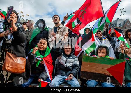 Amsterdam, Niederlande. Oktober 2023. Demonstranten schwenken palästinensische Flaggen während einer Demonstration in Solidarität mit Palästina. Die palästinensische Gemeinschaft in den Niederlanden organisierte einen marsch im Zentrum der Stadt, um die Regierung Israels zu verurteilen und Solidarität mit dem palästinensischen Volk zu bekunden. (Foto: Ana Fernandez/SOPA Images/SIPA USA) Credit: SIPA USA/Alamy Live News Stockfoto