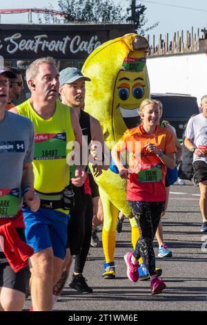 Great South Run, 15. Oktober 2023, Portsmouth, Hampshire, England, UK. Tausende von Teilnehmern liefen im 16-Mile-Great South Run in Southsea, Portsmouth. Neben den Elite-Läufern nahmen auch viele andere Teilnehmer Teil, die für Wohltätigkeitsorganisationen oder ihre Vereine gelaufen waren. Im Bild: Ein Läufer in einem Bananenkostüm Stockfoto