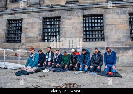 Amsterdam, Niederlande. Oktober 2023. Palästinensische Männer beten während einer Demonstration in Solidarität mit Palästina. Die palästinensische Gemeinschaft in den Niederlanden organisierte einen marsch im Zentrum der Stadt, um die Regierung Israels zu verurteilen und Solidarität mit dem palästinensischen Volk zu bekunden. (Foto: Ana Fernandez/SOPA Images/SIPA USA) Credit: SIPA USA/Alamy Live News Stockfoto