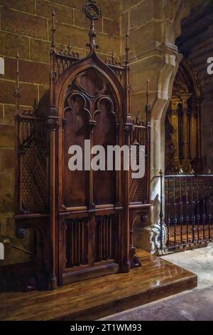 Beichtstand in der Kathedrale Santa Maria de la Mayor in Sigüenza, Guadalajara, Spanien. Hölzerner Beichtstuhl in der katholischen Kirche. Stockfoto