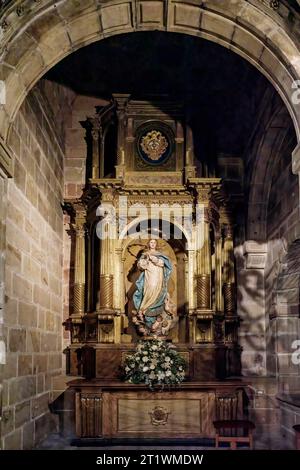 Kapelle der Verkündigung, Altar mit einem wunderschönen Altaraufsatz aus dem 17. Jahrhundert von Juan de Orihuela und einer wunderschönen Unbefleckten Empfängnis, Sigüenza, Spanien. Stockfoto