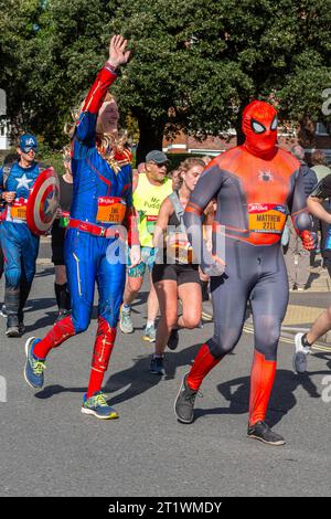 Great South Run, 15. Oktober 2023, Portsmouth, Hampshire, England, UK. Tausende von Teilnehmern liefen im 16-Mile-Great South Run in Southsea, Portsmouth. Neben den Elite-Läufern nahmen auch viele andere Teilnehmer Teil, die für Wohltätigkeitsorganisationen oder ihre Vereine gelaufen waren. Im Bild: Läufer in Kostümen mit Superhelden, einschließlich spiderman Stockfoto