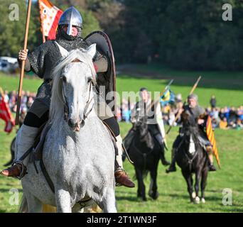 Battle, Großbritannien, 15. Oktober 2023. Die Teilnehmer nehmen an der Nachstellung des englischen Kulturerbes der Schlacht von Hastings auf dem Gelände der Battle Abbey Teil. Stockfoto