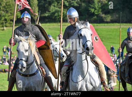 Battle, Großbritannien, 15. Oktober 2023. Die Teilnehmer nehmen an der Nachstellung des englischen Kulturerbes der Schlacht von Hastings auf dem Gelände der Battle Abbey Teil. Stockfoto