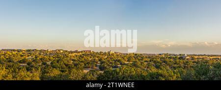 Südwestliches Wohnen. Santa Fe Residence Panorama bei Sonnenuntergang. New Mexico, USA Stockfoto