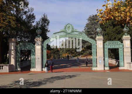 Sather Gate von UC Berkeley. Studenten und Besucher der UC Berkeley Sather Gate im Herbst. Stockfoto