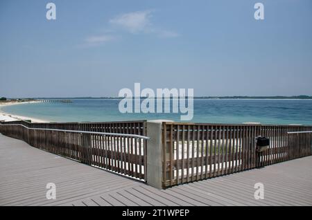 Holzsteg führt zum Strand und Pier mit Blick auf das Meer. Wunderschöner Blick auf die Florida Bay. Weiße Sandstrände und blaues Meer. Stockfoto