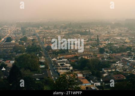 Hügel des Kreuzes mit Blick auf Antigua, Guatemala. Hochwertige Fotos Stockfoto