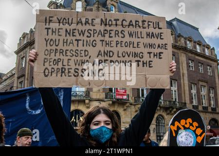 Amsterdam, Nordholland, Niederlande. Oktober 2023. Ein pro-palästinensischer Demonstrant hält ein Protestzeichen. Am 25. Oktober 2023 versammelten sich Tausende pro-palästinensischer Demonstranten auf dem Dam-Platz in Amsterdam und marschierten durch die Stadt. (Kreditbild: © James Petermeier/ZUMA Press Wire) NUR REDAKTIONELLE VERWENDUNG! Nicht für kommerzielle ZWECKE! Stockfoto