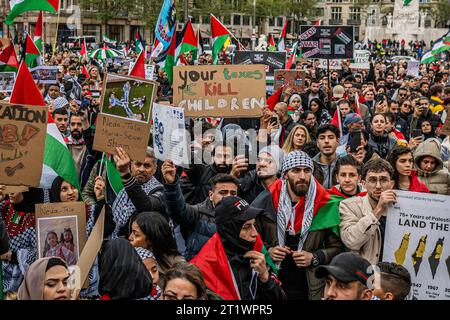 Amsterdam, Nordholland, Niederlande. Oktober 2023. Viele pro-palästinensische Demonstranten zeigen Protestzeichen. Am 25. Oktober 2023 versammelten sich Tausende pro-palästinensischer Demonstranten auf dem Dam-Platz in Amsterdam und marschierten durch die Stadt. (Kreditbild: © James Petermeier/ZUMA Press Wire) NUR REDAKTIONELLE VERWENDUNG! Nicht für kommerzielle ZWECKE! Stockfoto