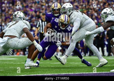 14. Oktober 2023: Washington Huskies Running Back Tybo Rogers (20) versucht, während des NCAA-Fußballspiels zwischen den Oregon Ducks und Washington Huskies im Husky Stadium in Seattle, WA, in die Endzone zu gelangen. Washington wurde in dieser Serie verweigert, obwohl er 1. War und Tor innerhalb der 2. War, besiegte aber Oregon mit 36:33. Steve Faber/CSM (Bild: © Steve Faber/Cal Sport Media) Stockfoto