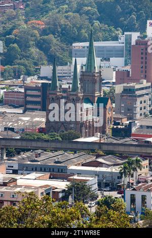 Medellin, Antioquia. Kolumbien - 26. Januar 2023. Panoramablick auf die Stadt. Es ist eine Gemeinde in Kolumbien, Hauptstadt des Departements Antioquia. Stockfoto