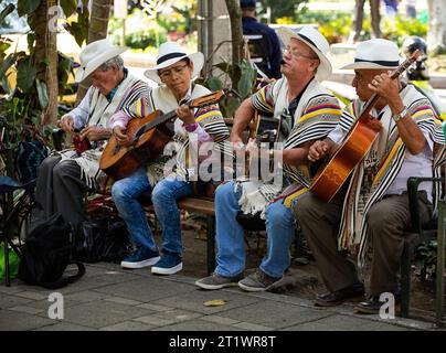 Medellin, Antioquia. Kolumbien - 26. Januar 2023. Traditionelle antioquische Musikgruppe in Pueblito Paisa Stockfoto