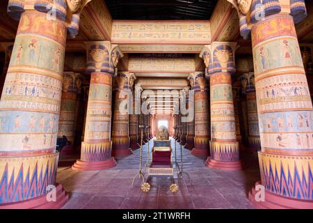 Ouarzazate, Marokko - 15. Oktober 2023: Nachbildung eines altägyptischen Tempels: Eine Reise durch Hieroglyphen in den Atlas Studios Filmstudios. f Stockfoto