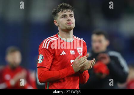Cardiff, Großbritannien. Oktober 2023. Neco Williams aus Wales lobt die Heimfans nach dem Qualifikationsspiel zur UEFA Euro 2024 Wales gegen Kroatien im Cardiff City Stadium, Cardiff, Vereinigtes Königreich, 15. Oktober 2023 (Foto: Gareth Evans/News Images) in Cardiff, Vereinigtes Königreich am 15. Oktober 2023. (Foto: Gareth Evans/News Images/SIPA USA) Credit: SIPA USA/Alamy Live News Stockfoto