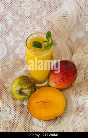 Garnierglas voller Saft aus Reifen Mongos und weißer Sapote Stockfoto