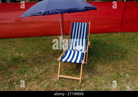 Stühle Oder Sessel Zum Sitzen Und Entspannen Im Garten Stühle Zum Sitzen Im Garten Credit: Imago/Alamy Live News Stockfoto