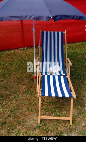 Stühle Oder Sessel Zum Sitzen Und Entspannen Im Garten Stühle Zum Sitzen Im Garten Credit: Imago/Alamy Live News Stockfoto