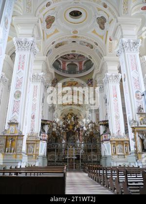 Blick auf den Chor mit rotem Teppich und Hochaltar mit großem Bild in der barocken Klosterkirche Schöntal Stockfoto