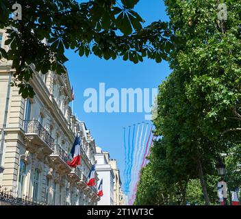 Patrol de France fliegt über die Av. Des Champs-Elysees jn a Bastille Day in Paris Stockfoto