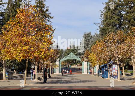 Sather Gate von UC Berkeley. Studenten und Besucher der UC Berkeley Sather Gate im Herbst. Stockfoto